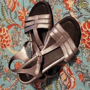 Ecco Sandals Size 40 / 8 Ladies Metallic Silver or Platinum T-Strap